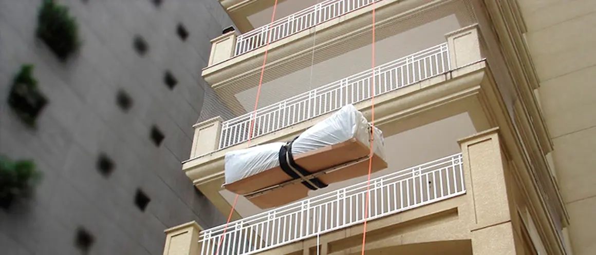 Içamento de sofá embalado em fachada de prédio no Rio de Janeiro